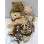 A mixed bag of soft toys to include teddies and a leopard.