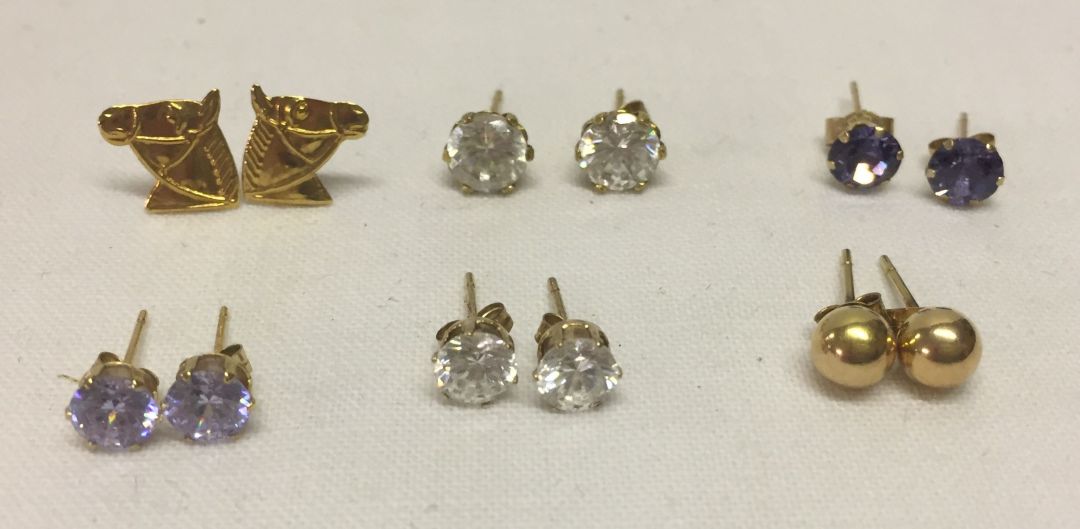 6 pairs of 9ct stud earrings - 4 pairs set with cubic zirconias, 1 pair have horses heads and the