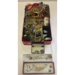 A quantity of mixed vintage costume jewellery to include: brooches, beads & clip-on earrings