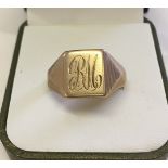 Gents vintage 9ct gold signet ring, engraved with the initials RM. Size T, weight approx 7.4g.