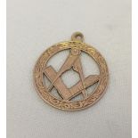 9ct gold Free Masons pendant measures 2cm in diameter. Weight approx 1.4g.