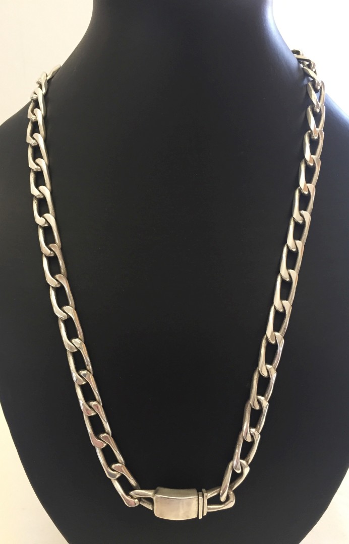 A heavy 925 Mexican silver 22inch curb link chain. Approx weight 102g.