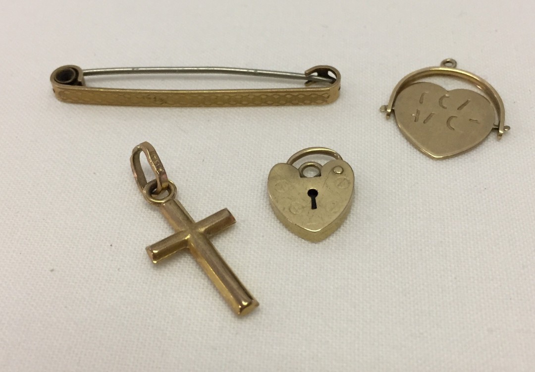 4 small items of gold, comprising: an engine turned bar brooch, heart shaped padlock clasp, a