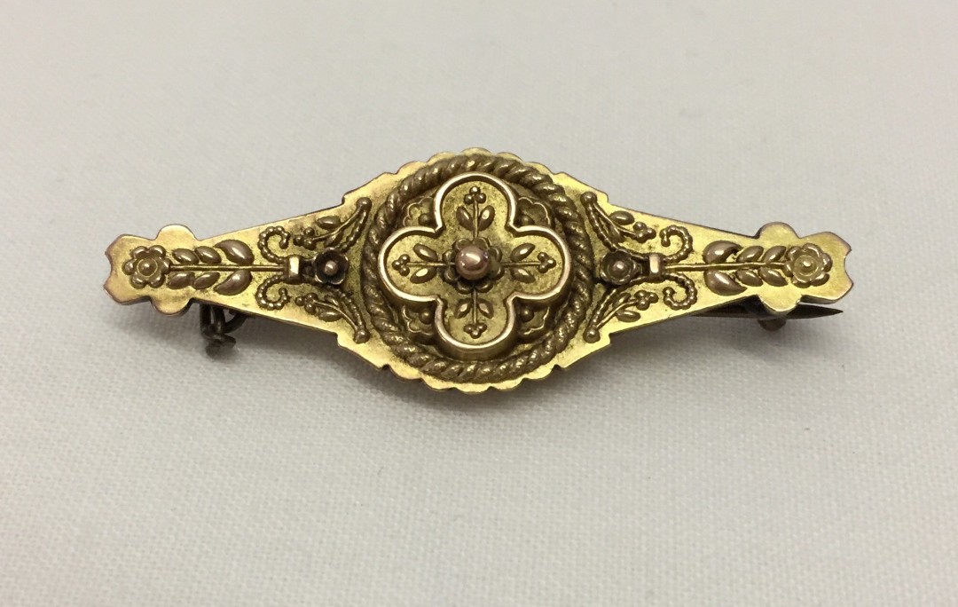 Ornate antique hallmarked 9ct gold bar brooch. Weight approx 2.4g. Measures approx 4.5g across.