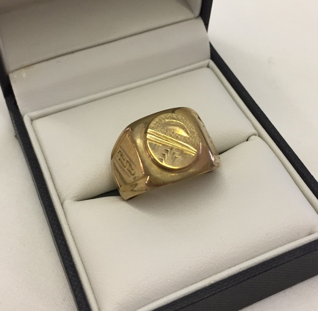 Gents heavy 18ct gold dress ring with circular engraved decoration. Size V, weight approx 13.3g