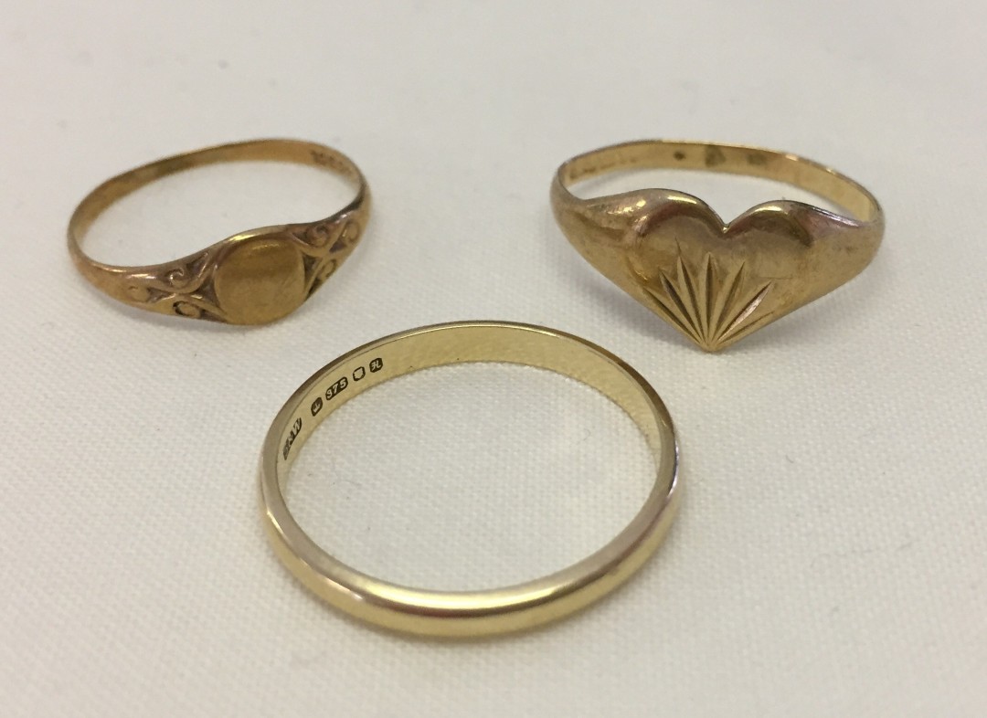 3 gold rings comprising: Signet ring (hallmarked worn flat), 9ct signet ring and a hallmarked 9ct