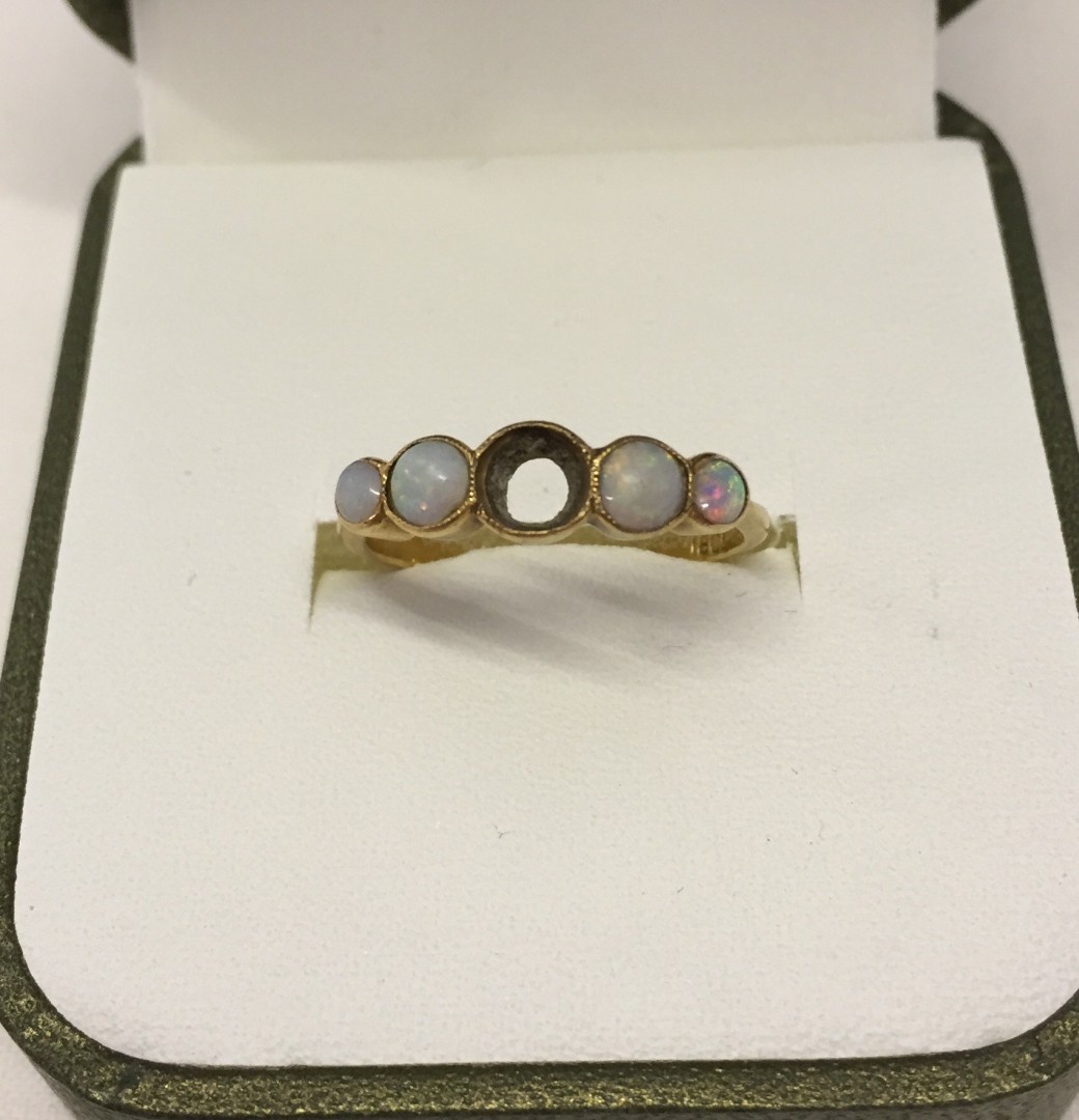 Vintage 18ct gold ring set with 4 opals - centre opal missing. Size L, total ring weight 2g.