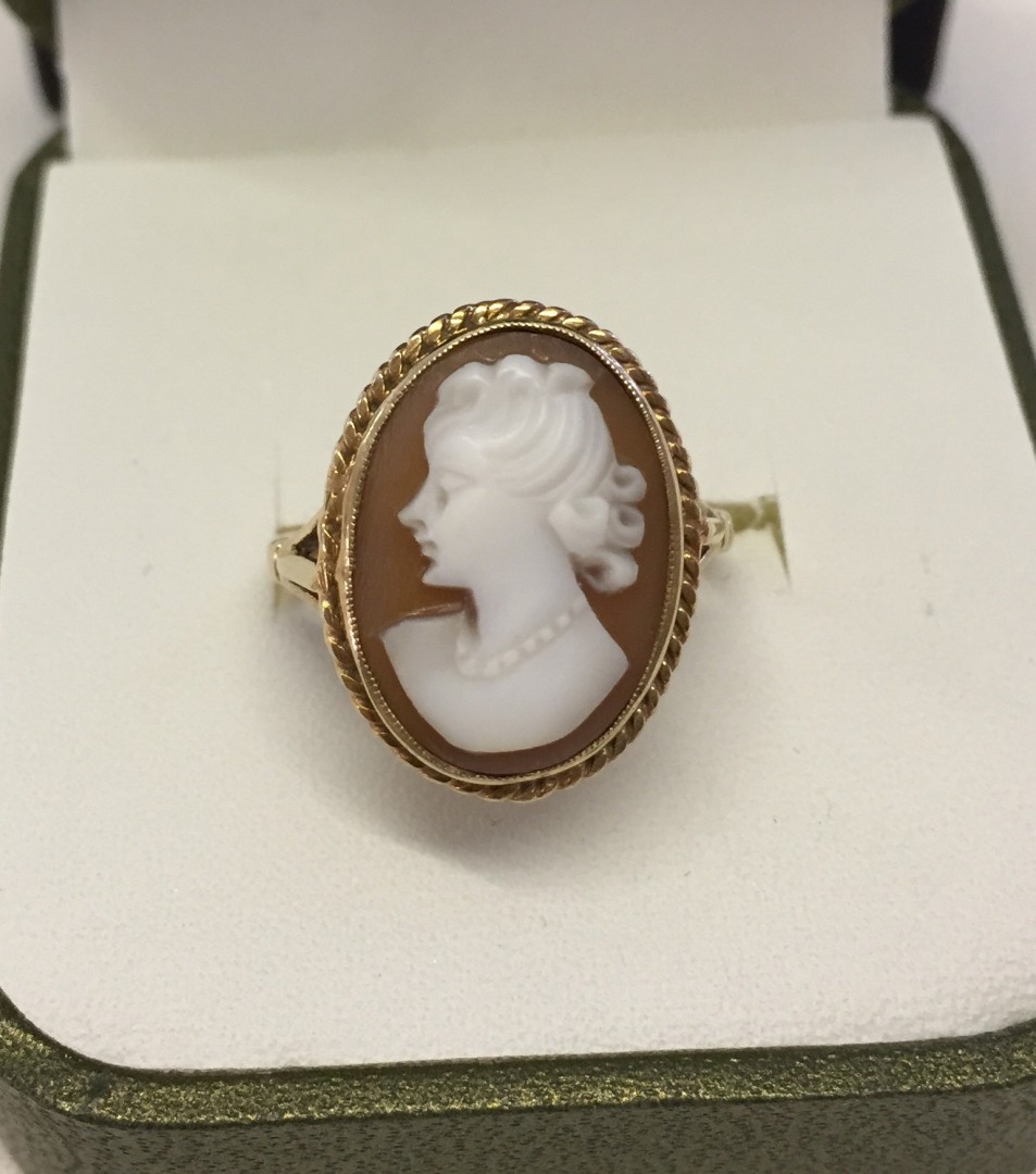 Vintage 9ct gold ring set with an oval cameo. Size M, total weight approx 3.1g