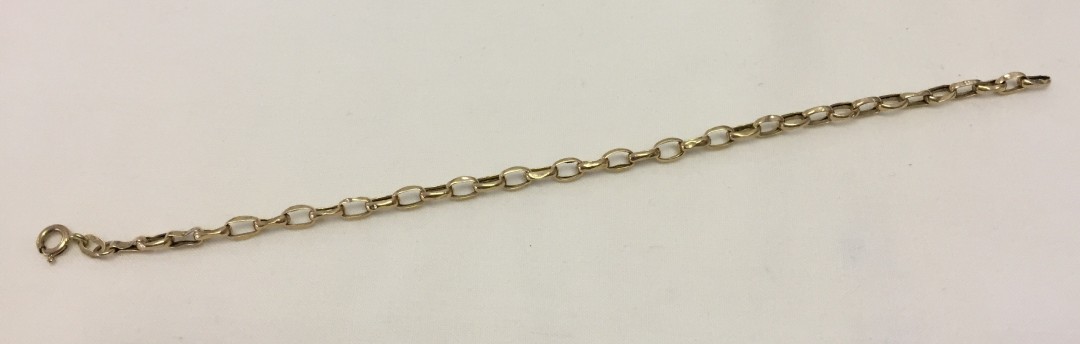 9ct gold belcher chain bracelet, measures 19cm long. Weight approx 1.8g.