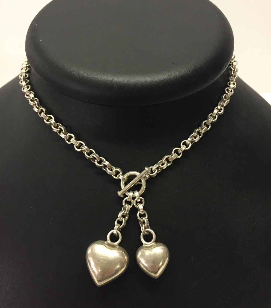 A 925 silver chain with heart shaped pendants.