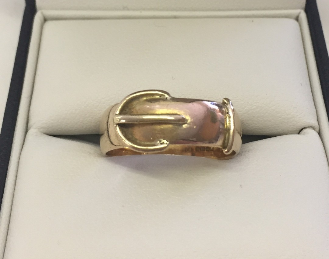 An 18ct gold gents buckle ring. Hallmarked Birmingham. Ring size V. Weight approx 8.8g.