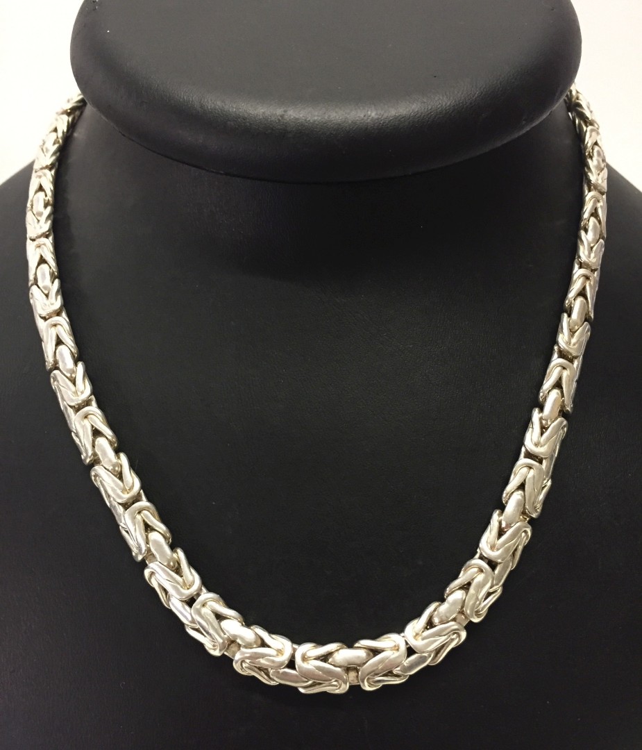 A large 925 silver chain.