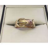 An 18ct gold gents buckle ring.