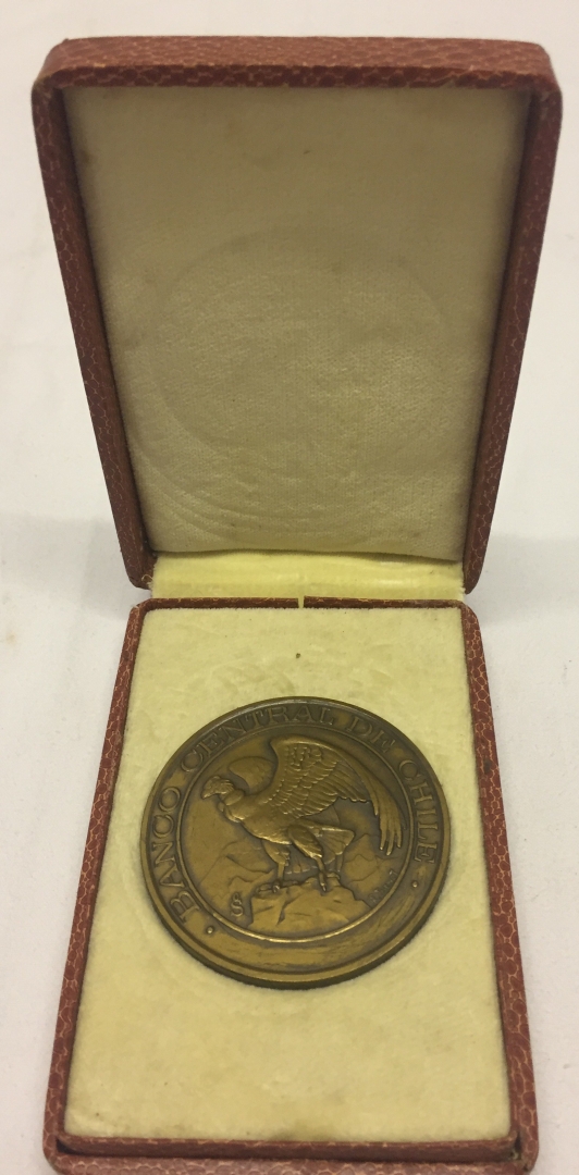 A boxed Bank of Chile medallion.