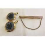 9ct gold front & back tie bar with chain. Together with a pair of Wedgwood cufflinks.