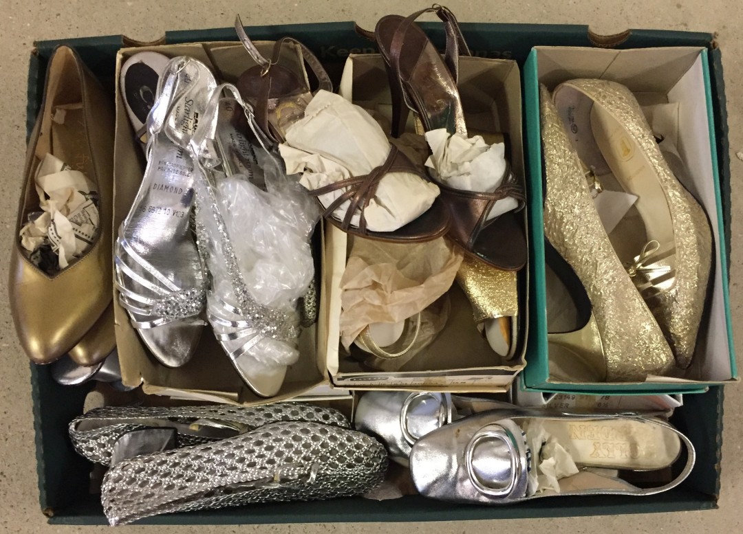A box of vintage ladies gold & silver coloured shoes. Sizes 6½, 7 & 8.