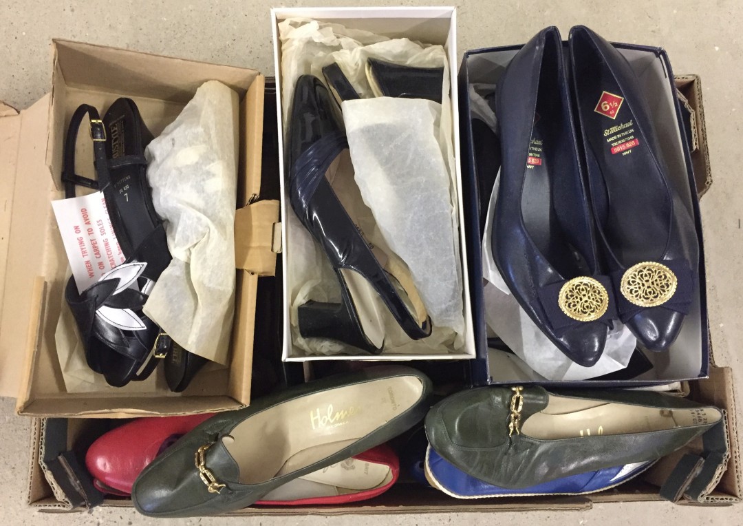 A box of misc ladies vintage shoes. Mostly size 7, some boxed.