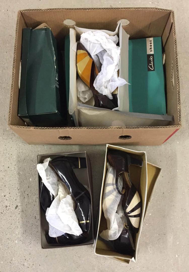 6 boxed pairs of vintage shoes of brown colouration (never worn).