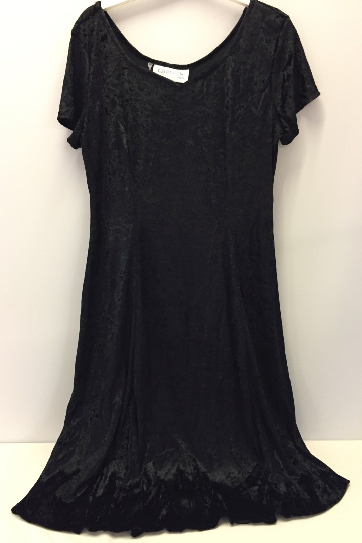 Plain velvet dress. Caselle.