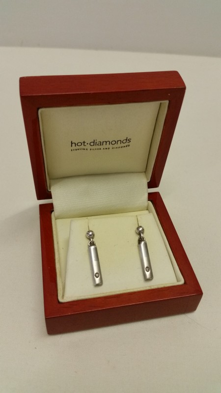 A boxed pair of 925 silver Hot Diamonds earrings.