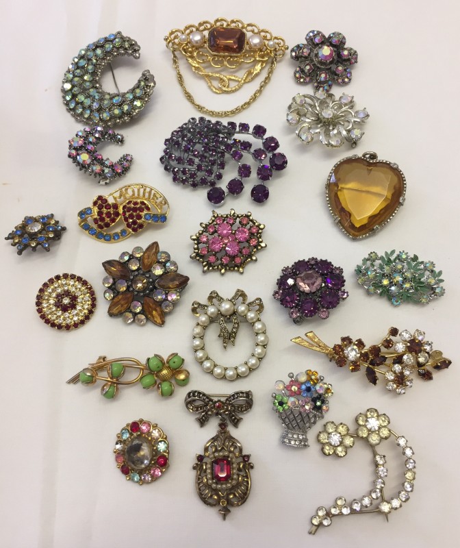 A small quantity of vintage stone set brooches.