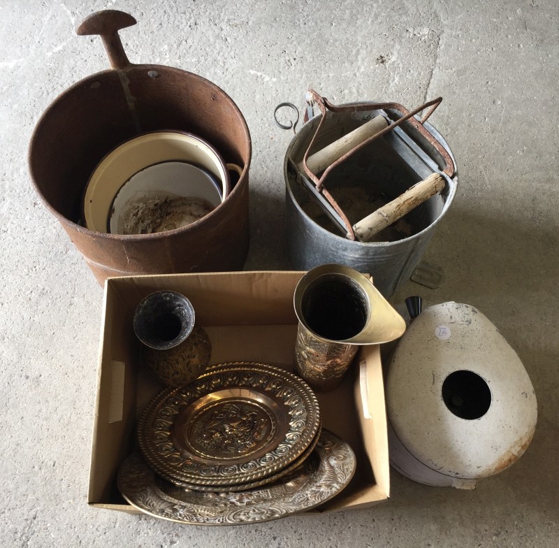 A collection of vintage metalware and kitchenalia.