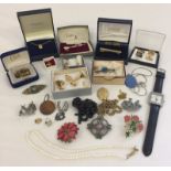 A quantity of costume jewellery.