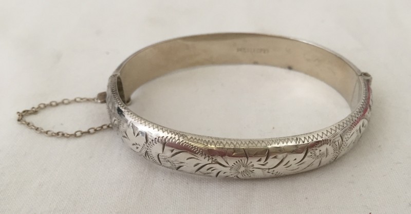 Hallmarked silver hinged bracelet.