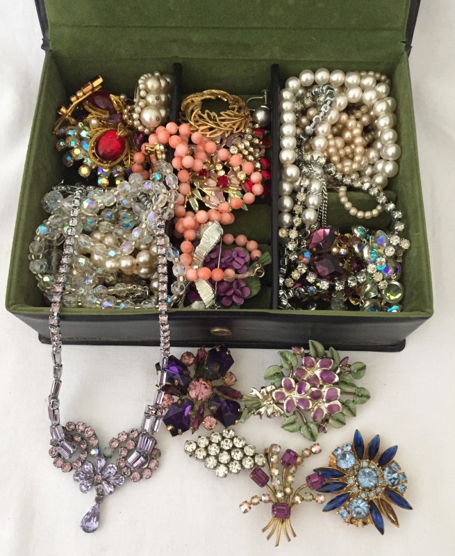 A good collection of vintage jewellery.