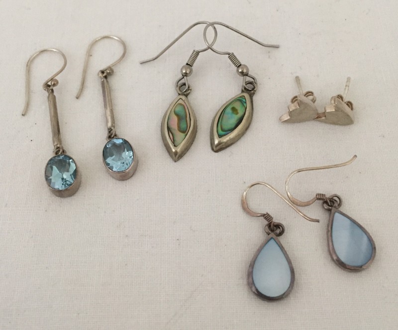 4 pairs of 925 silver earrings.