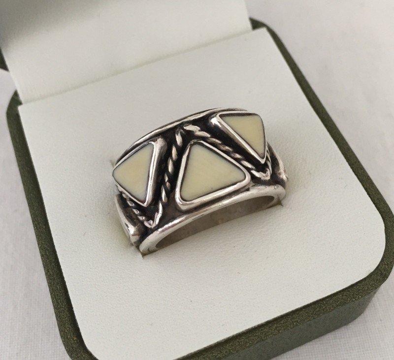 Chunky hallmarked silver ring with stone set triangles & rope design.