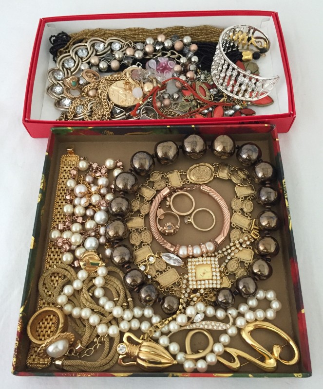 2 trays of mostly modern quality costume jewellery.