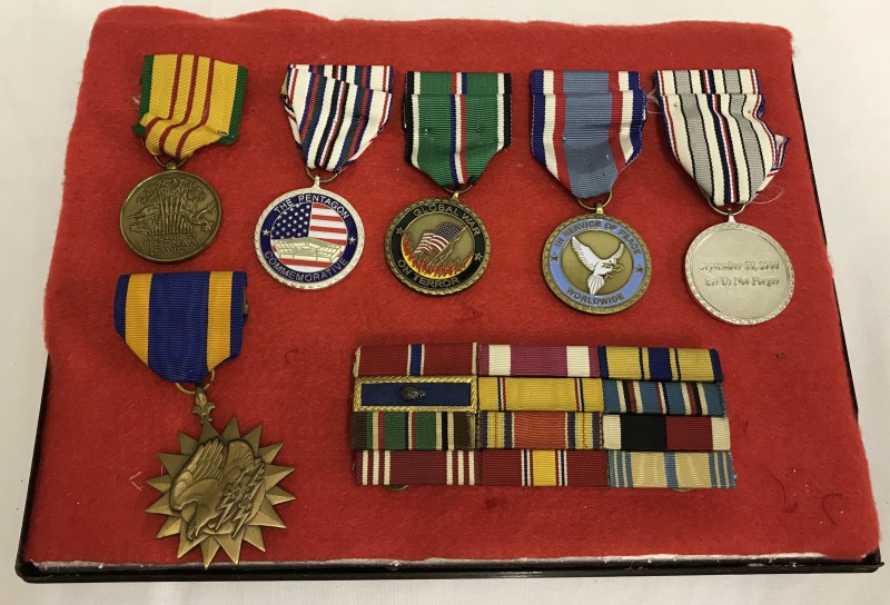 A case containing 6 American medals including an Air medal, Vietnam and War on Terror.