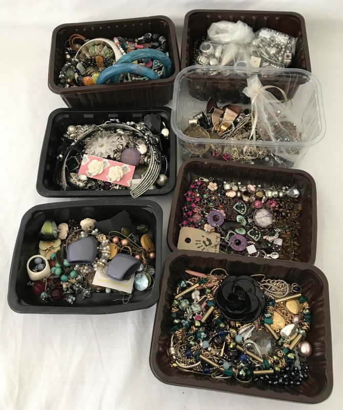 7 trays of assorted costume jewellery.