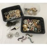 3 trays of costumes jewellery brooches to include diamante.
