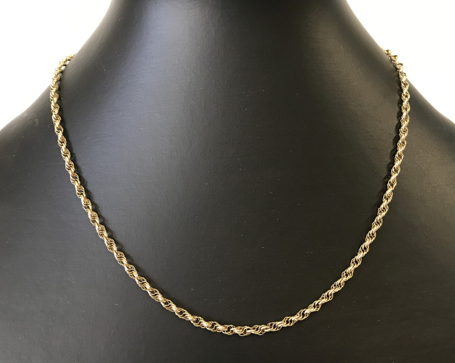 A 16" 9ct gold rope chain.