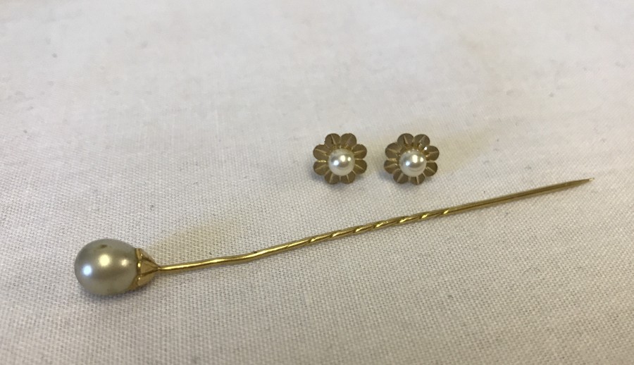 A vintage 18ct gold stick pin set with a faux pearl.