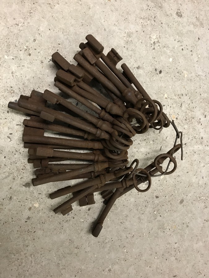 A large bunch of approx. 30 keys.