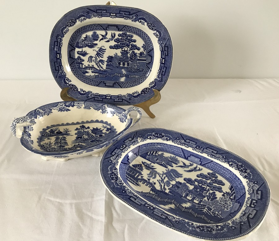 A Masons blue and white willow pattern serving dish with dragon head detail and dragon tail handle.
