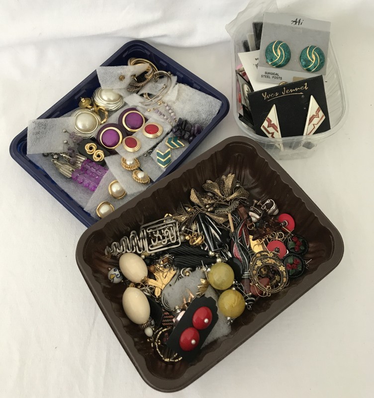 3 trays of costumes jewellery earrings.