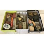 A quantity of ladies vintage vanity and beauty items.