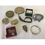 A small quantity of jewellery items.