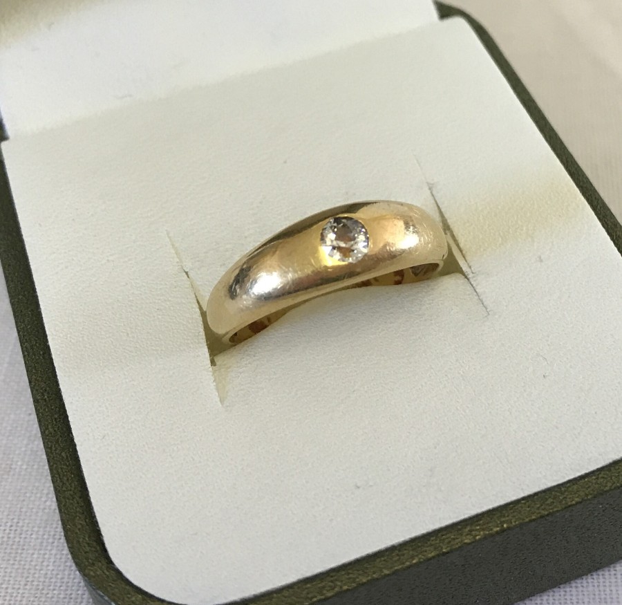 An 18ct diamond & gold ring.