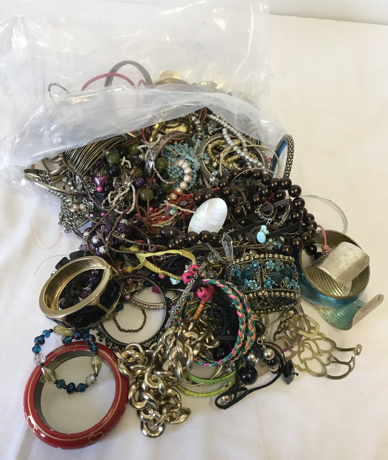 A bag of costume jewellery.