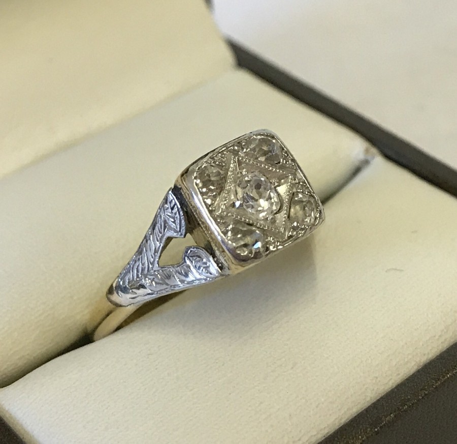 Vintage Art Deco design 18ct gold ring set with 5 diamonds.