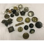 A quantity of assorted Irish military and civilian buttons, officer's pips & crowns.