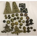 A quantity of Royal Artillery buttons & badges.