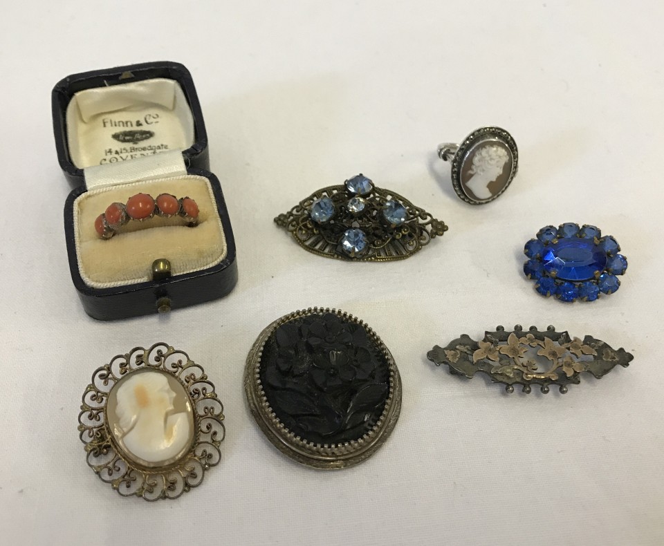 A small collection of vintage jewellery items.