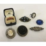 A small collection of vintage jewellery items.