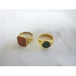 An 18ct gold signet-style dress ring set